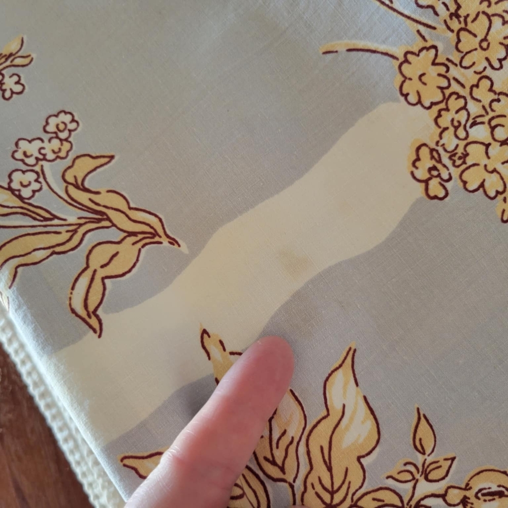 Authentic 1950s VINTAGE Floral Patterned Tablecloth with CROCHET Lace Trim - Picture 7 of 9